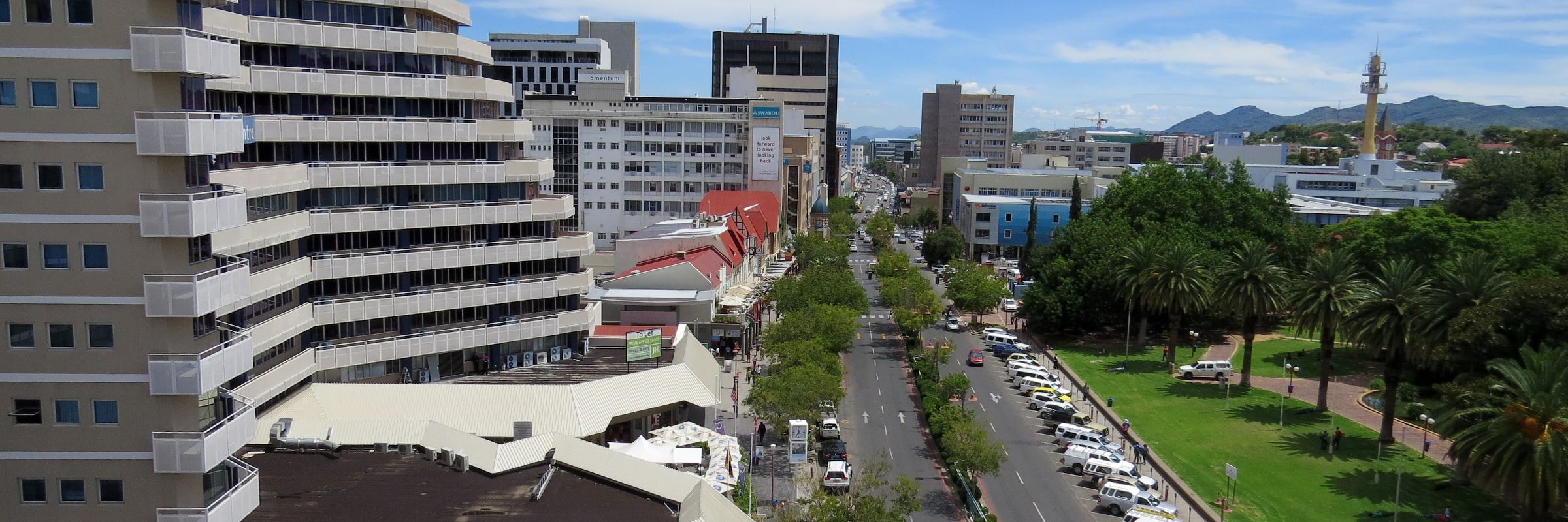 Mit knapp 450.000 Einwohnern ist Namibias Hauptstadt Windhoek die größte Stadt des Landes.