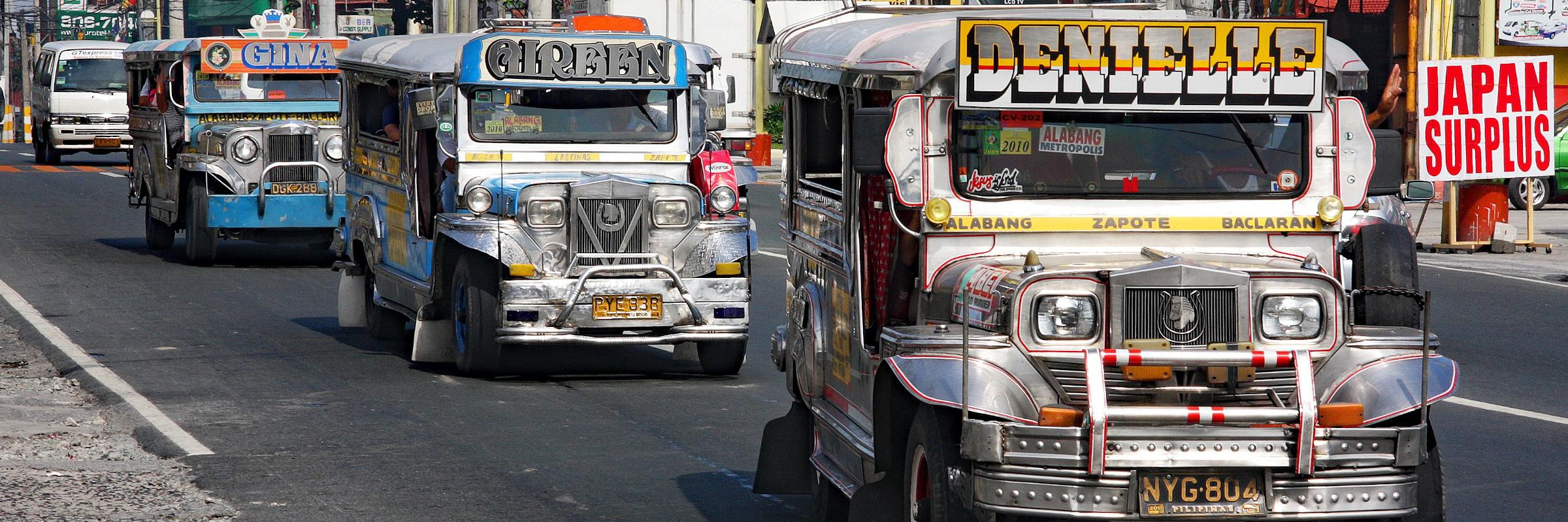 Jeepneys sind zu Kleinbussen umgebaute Geländewagen und gelten als typisches Verkehrsmittel auf den Philippinen.
