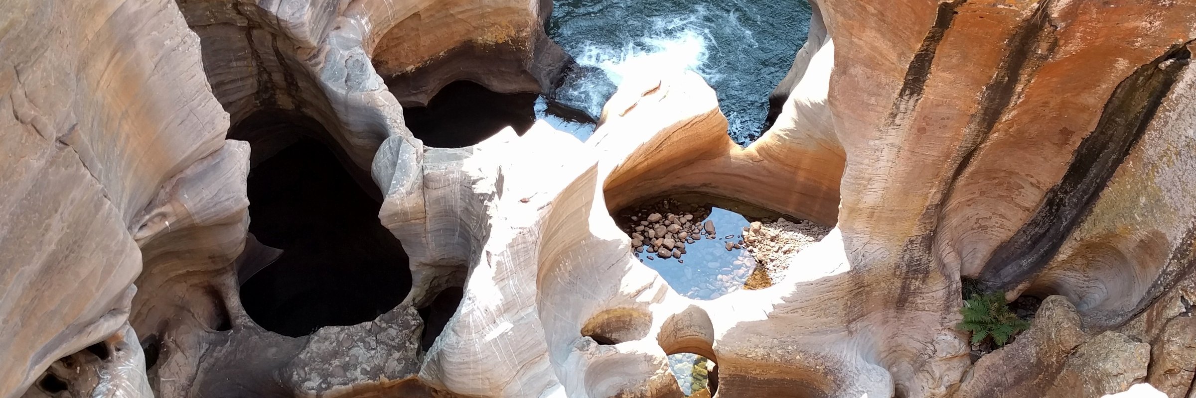 Die Bourke’s Luck Potholes sind Kessel, die durch die Bewegung von Steinen in Strudeln in das Felsgestein geschliffen wurden.