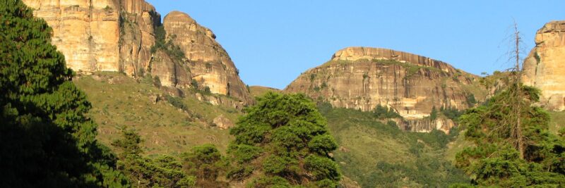 Die Drakensberge im sind das höchste Gebirge Süden Afrikas und erreichen eine Höhe von fast 3.500 m.