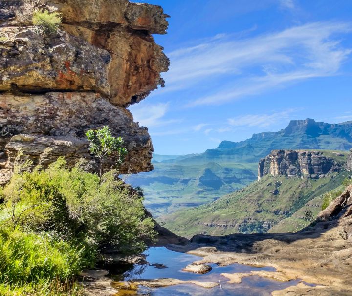 Aufgrund der zahlreichen Kämme, Schluchten und Zinnen werden die Drakensberge von den Einheimischen der Provinz KwaZulu-Natal „Wand der aufgestellten Speere“ genannt.