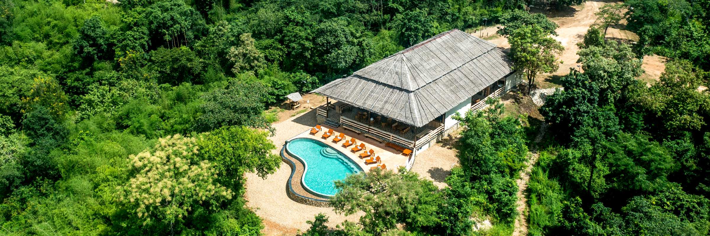 Neben den luxuriös ausgestatteten Safarizelten bietet das Bush Camp Chiang Mai einen Swimmingpool nahe dem Hauptgebäude.