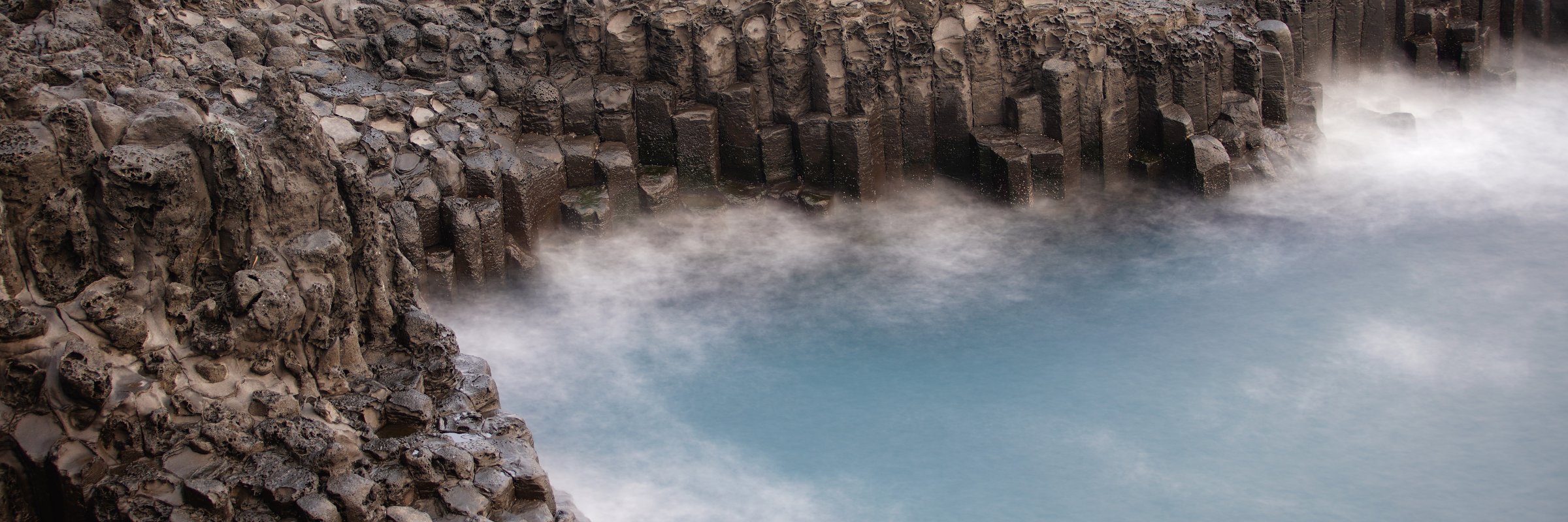 Die hexagonalen und würfelförmigen Steinsäulen der Daepo Jusangjeolli-Klippen entstanden als Lava vom Berg Hallasan ausbrach und an der Südküste von Jeju ins Meer floss.