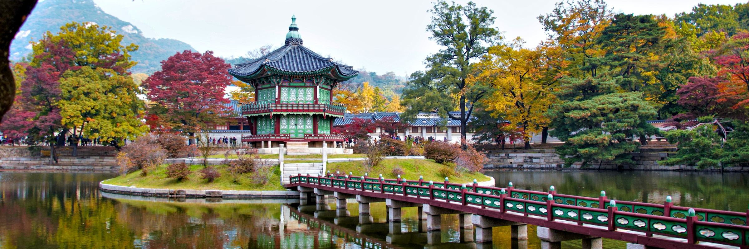 Der Hyangwonjeong Pavillon auf dem Areal des Königspalastes Gyeongbokgung in Seoul Der Gyeongbokgung-Palast in Seoul ist sowohl der erste als auch der größte der fünf Paläste die von der Joseon-Dynastie errichtet wurden.
