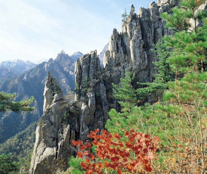 Korea Wandern & Kultur – Der Seoraksan ist einer der Hauptgipfel des Taebaek-Gebirges und mit einer Höhe von 1708 m der dritthöchste Berg in Südkorea.