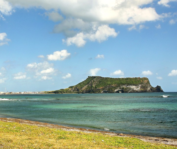 Seongsan Ilchulbong ist eine 182 m hohe vulkanisch entstandene Landerhebung mit einem Vulkankrater, die sich an der Ostküste der koreanischen Insel Jeju befindet.