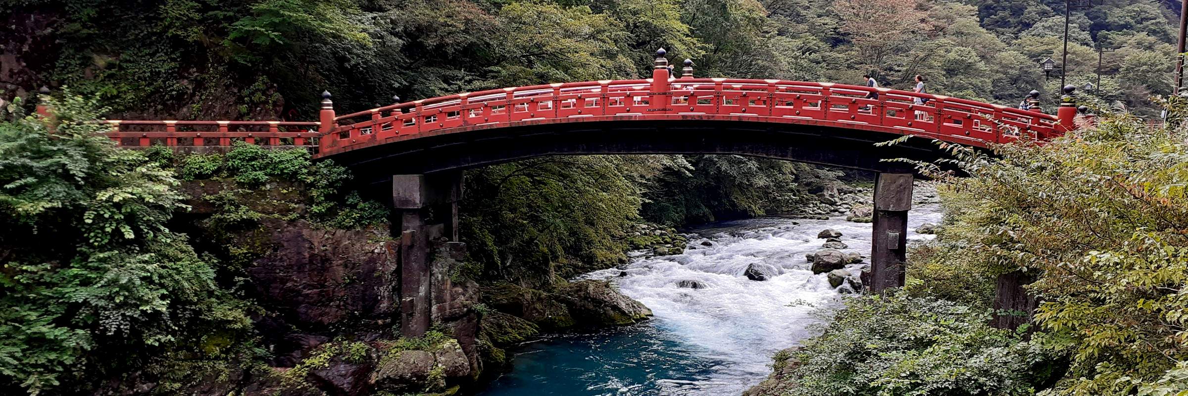 Die Shinkyo Brücke in Nikko ist direkt am Eingang zu den alten Schreinen und Tempeln der Stadt gelegen.