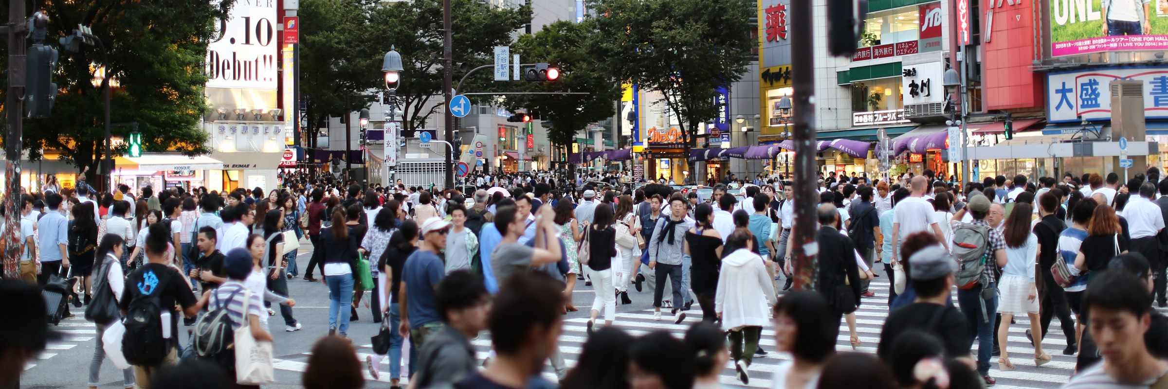 In Tokyos Straßen geht es oft sehr lebhaft zu, im Stadtteil Shibuya befindet sich sogar die meistbelaufene Kreuzung der Welt.