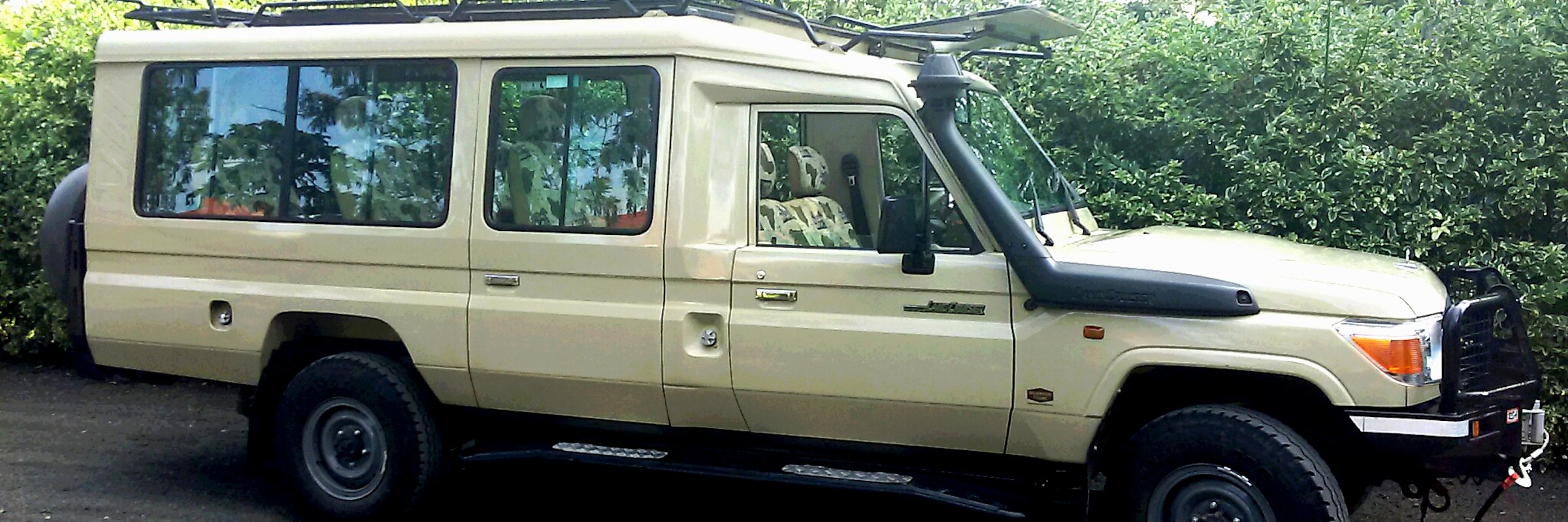 Für Pirschfahrt in den afrikanischen Nationalparks werden geländegängige Allrad-Fahrzeuge eingesetzt.