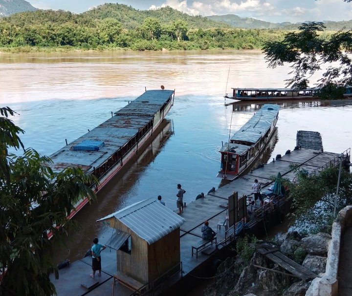 Die ungefähr 25 km von Luang Prabang entfernten Pak Ou-Höhlen sind nur mit dem Boot erreichbar und werden sowohl von Gästen aus aller Welt als auch von zahlreichen buddhistischen Pilgern besucht.