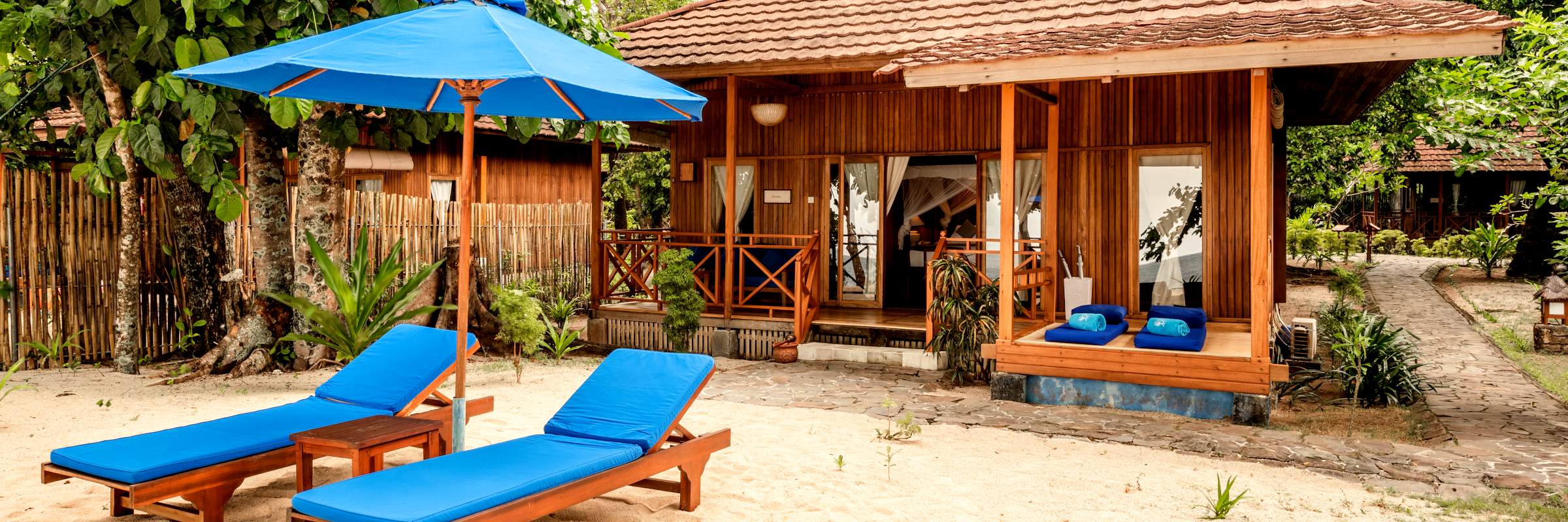 Die Beach View Villen im Siladen Resort & Spa sind ausgestattet mit Sonnendeck und privaten Sonnenliegen.