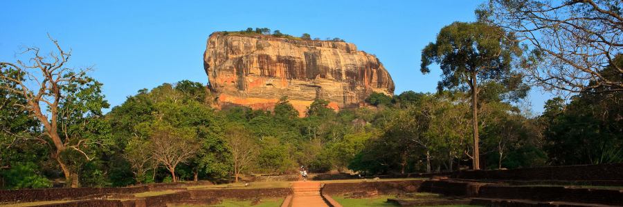 Auf dem Monolith Sigiriya auf Sri Lanka befinden sich die Ruinen einer historischen Felsenfestung. 1982 wurde Sigiriya zum UNESCO-Weltkulturerbe erklärt.