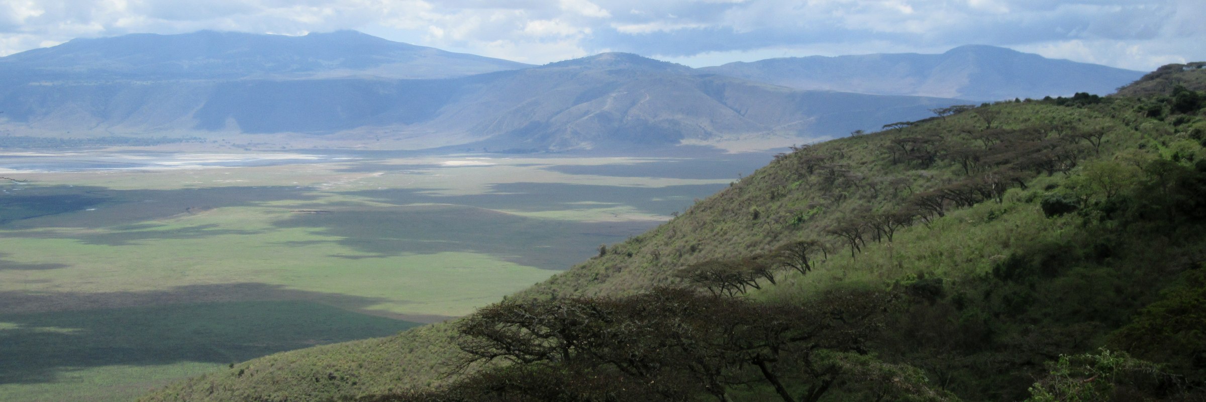 Der Ngorongoro-Krater ist ein am Rande der Serengeti gelegener Einbruchkrater, der durch einen sich zusammenbrechenden Vulkanberg entstand.