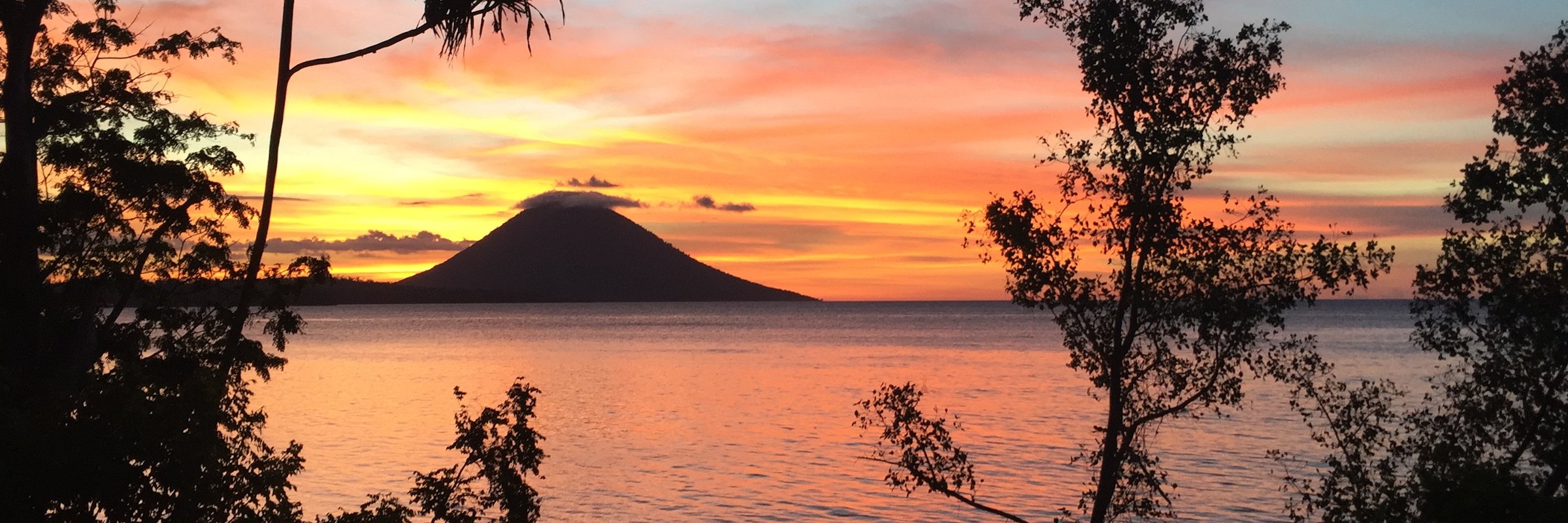 Das Siladen Resort & Spa liegt auf der Westseite der Insel mit Blick auf den erloschenen Vulkan Manado Tua.