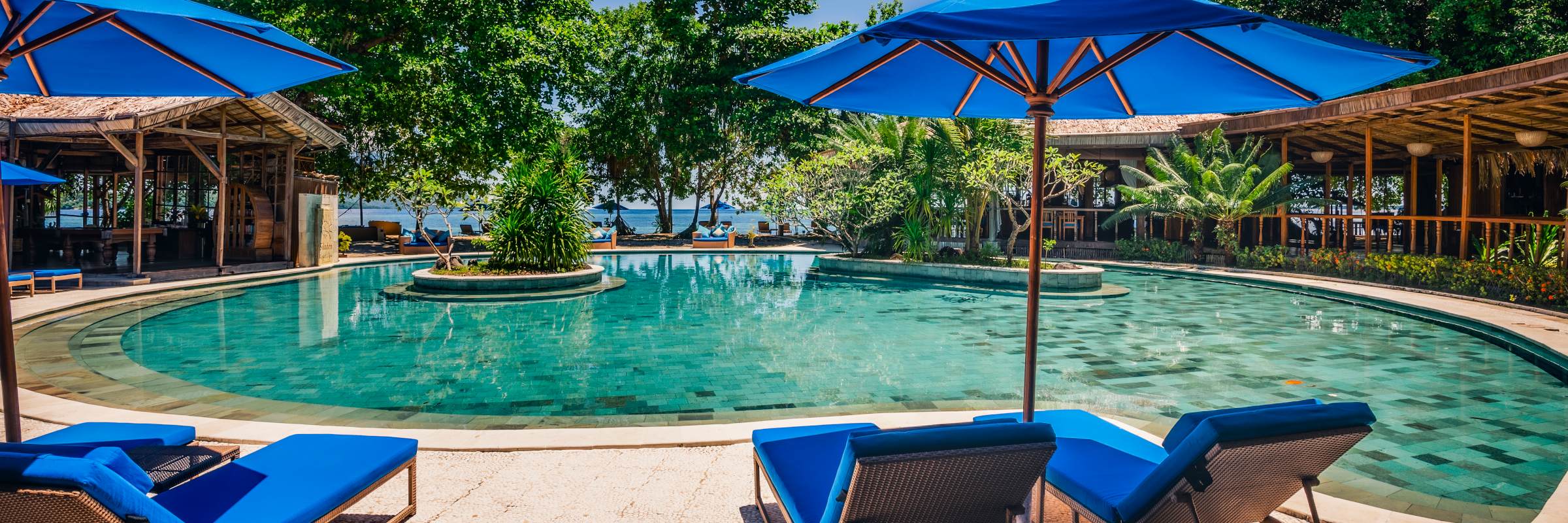 Ein großer und schön gestalteter Salzwasser-Außenpool im Herzen des Resorts sorgt für angenehme Erfrischung im Siladen Resort & Spa.