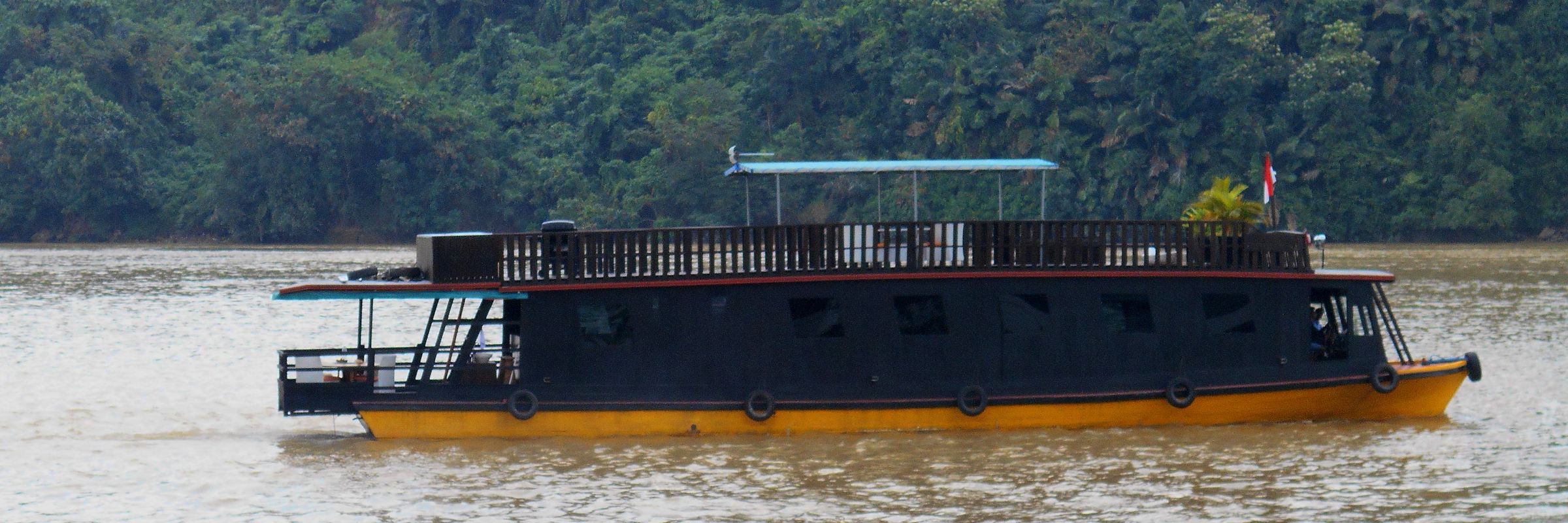 Das 25 m lange und fast 4 m breite Luxushausboot ist aus Holz gefertigt und bietet Platz für bis zu 7 Passagiere.