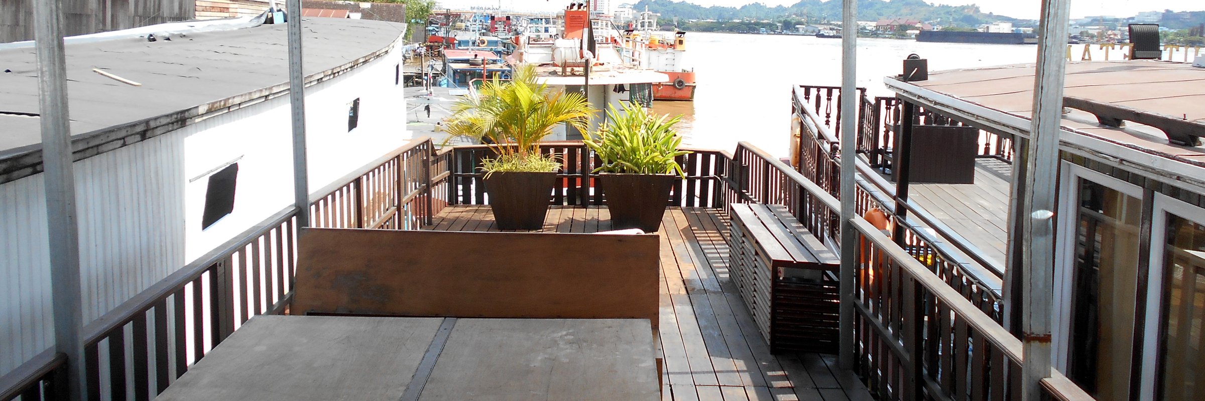 Auf dem Oberdeck des Luxushausboot finden Sie eine 60 m2 große Terrasse mit herrlichem Ausblick, inklusive Liegewiese, überdachtem Entspannungsbereich und Grillmöglichkeit.