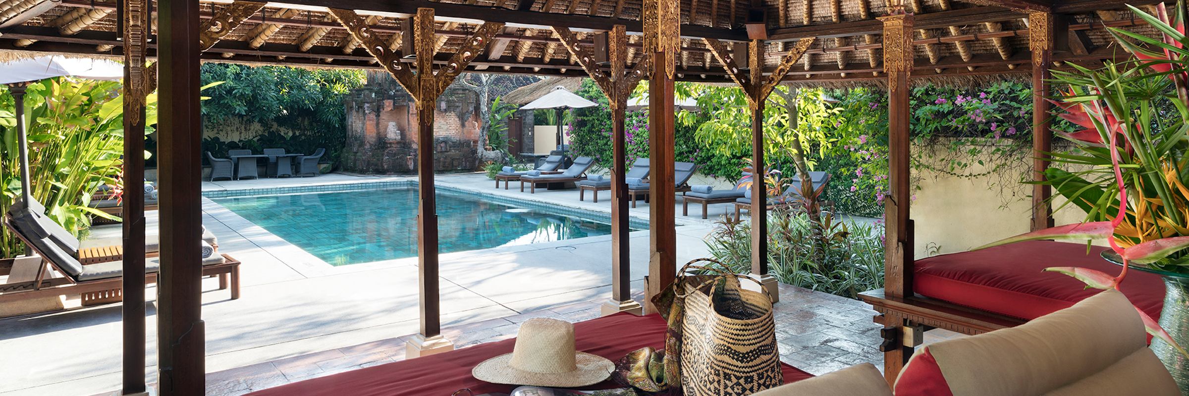 An der Poolside Bar im The Pavilions Bali erhalten Gäste den ganzen Tag über Erfrischungen und kleine Snacks.