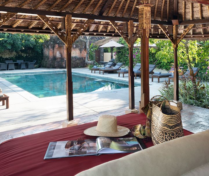 An der Poolside Bar im The Pavilions Bali erhalten Gäste den ganzen Tag über Erfrischungen und kleine Snacks.