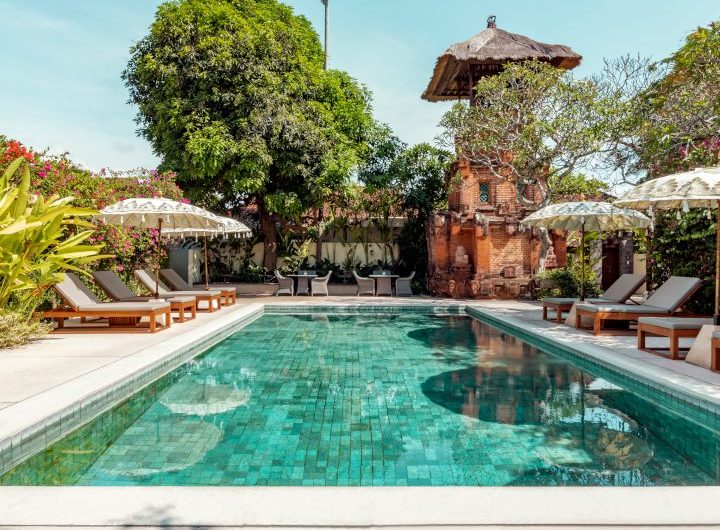 Ein Swimmingpool sorgt für Abkühlung im The Pavilions Bali, auf der Sonnenterrasse stehen bequeme Liegen und Sonnenschirme zur Verfügung.