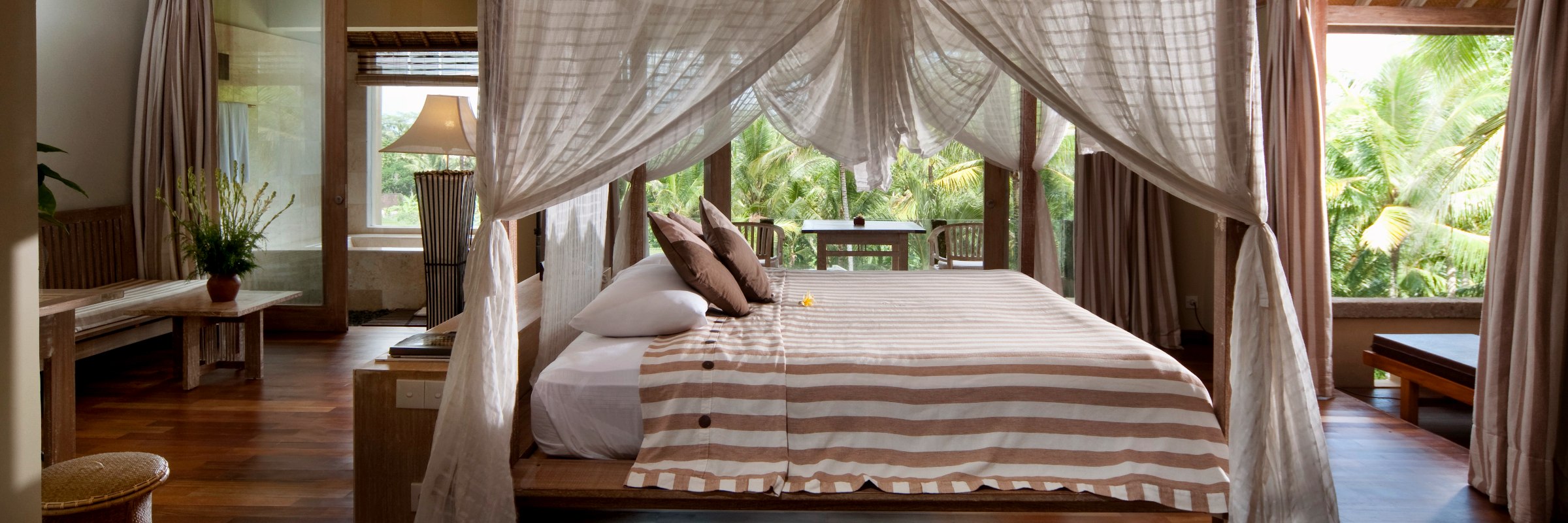 Die Di Ume Suiten sind ausgestattet mit Kingsize-Bett, Schlafsofa, eigenem Badezimmer mit separat eingelassener Badewanne sowie einem großen Balkon mit Esstisch und Blick auf die Reisfelder.