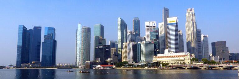 Blick auf die Skyline von Singapur Der Insel- und Stadtstaat Singapur ist an der Südspitze der Malaiischen Halbinsel gelegen und der flächenkleinste Staat Südostasiens.