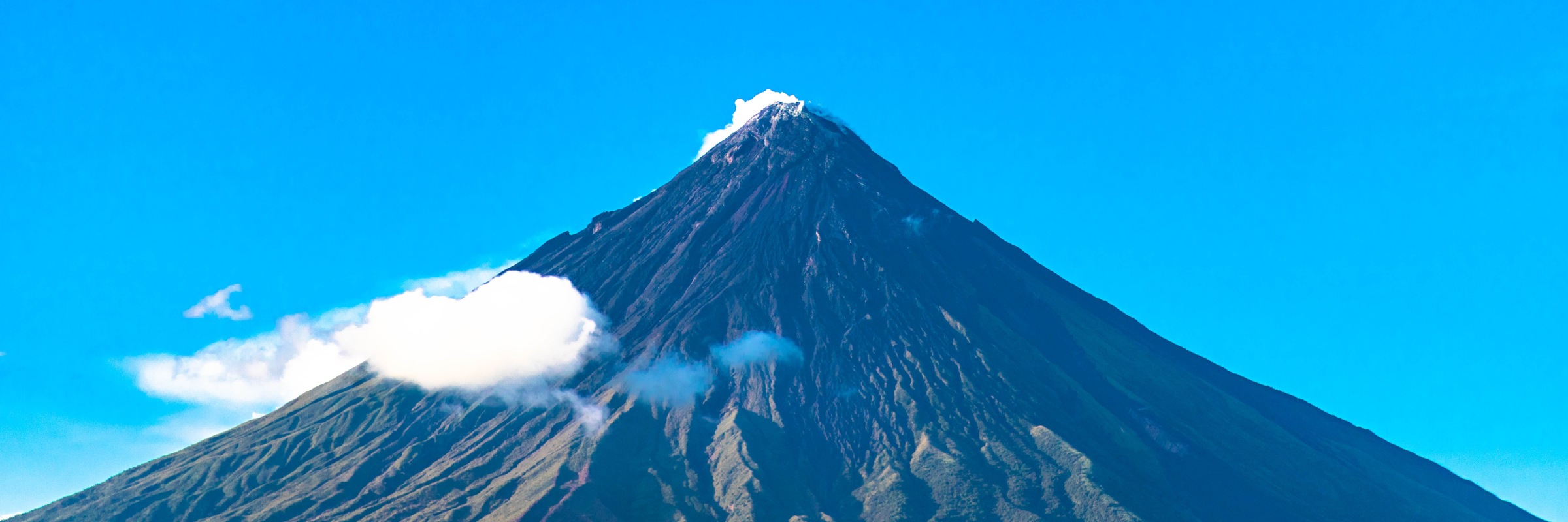 Der Vulkan Mayon auf den Philippinen ist unweit der Stadt Legazpi am südöstlichen Ausläufer der Hauptinsel Luzon gelegen.