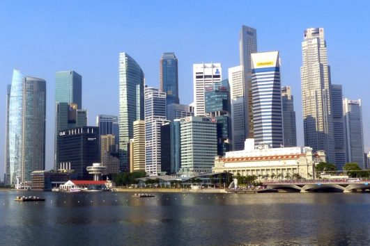 Der Insel- und Stadtstaat Singapur ist an der Südspitze der Malaiischen Halbinsel gelegen und der flächenkleinste Staat Südostasiens.