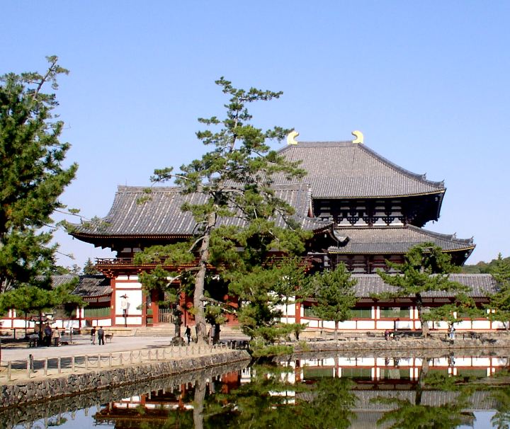 Die Großstadt Nara ist eines der bedeutenden touristischen Ziele Japans und beheimatet zahlreiche Tempel, Schreine und weitere Sehenswürdigkeiten, welche zum UNESCO Weltkulturerbe zählen.
