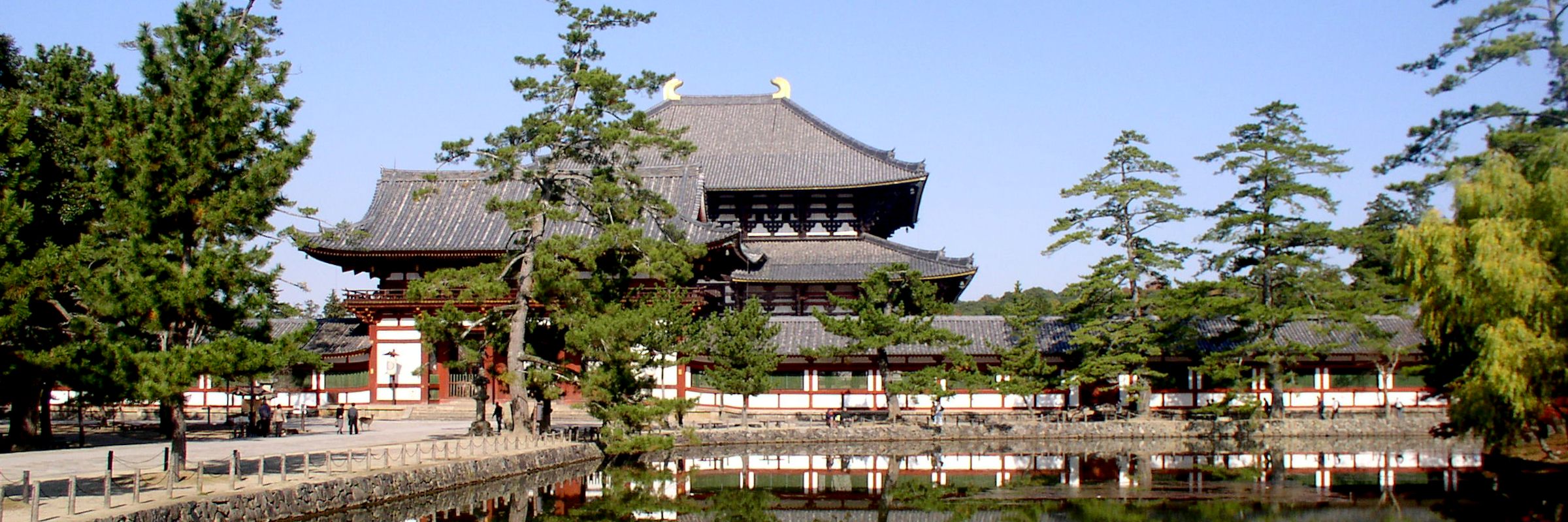 Todaiji Tempel in Nara in Japan Die Großstadt Nara ist eines der bedeutenden touristischen Ziele Japans und beheimatet zahlreiche Tempel, Schreine und weitere Sehenswürdigkeiten, welche zum UNESCO Weltkulturerbe zählen.