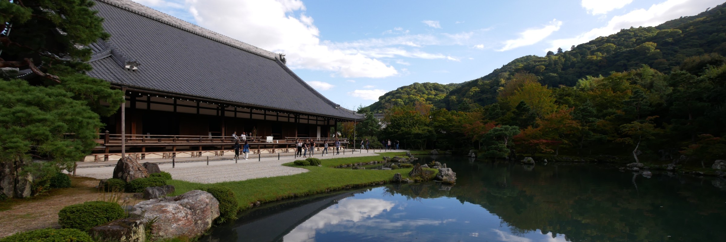 Der Zen-Tempel Tenryuj im japanischen Bezirk Arashiyama harmonisch in den weltberühmten Bambushain eingebettet und zählt zum UNESCO- Weltkulturerbe.