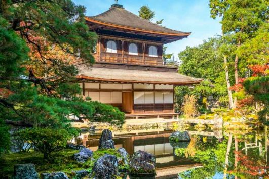 Der Zen-Tempel Ginkaku-ji wurde im Jahre 1482 erbaut und 1994 von der UNESCO in das Weltkulturerbe Historisches Kyōto aufgenommen.