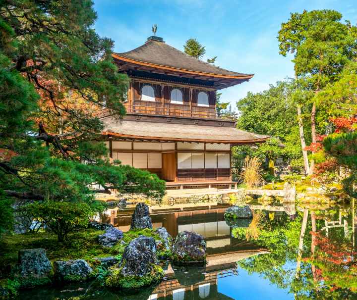 Der Zen-Tempel Ginkaku-ji wurde im Jahre 1482 erbaut und 1994 von der UNESCO in das Weltkulturerbe Historisches Kyōto aufgenommen.
