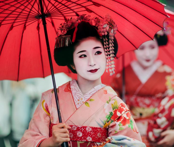 Der Titel Maiko bezeichnet eine angehende Geisha.