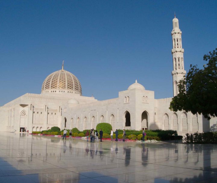 Große Moschee in Omans Hauptstadt Eine Sehenswürdigkeit, die die Besucher sehen sollten, ist die Sultan Qaboos Moschee in Muscat.