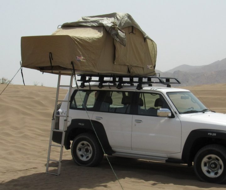 Produktbild-jeep-Oman Camping Reise – Mit dem Jeep durch die Wüste Um den Oman zu entdecken, ist ein belastbares Fahrzeug unerlässlich. Das zuverlässige Nissan-Allradfahrzeug ist für das perfekte Camping-Erlebnis mit einem einzigartigen 2-Personen-Dachzelt ausgestattet.