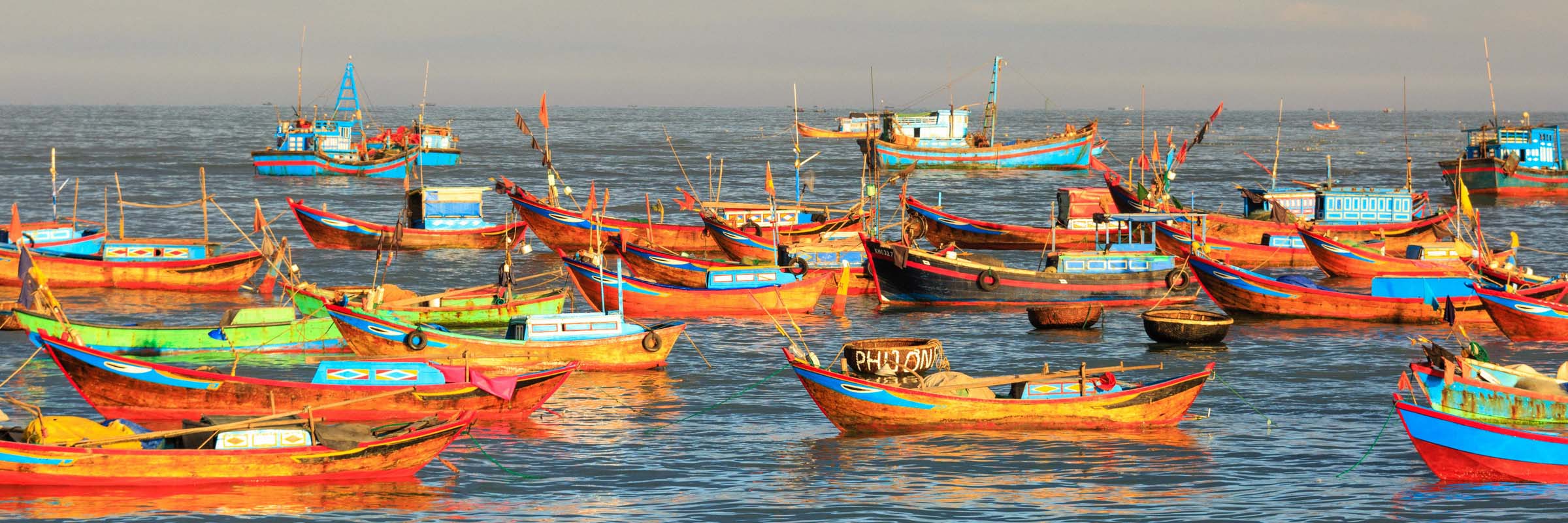 Viele bunte Fischerboote liegen vor der Küste in Nha Trang