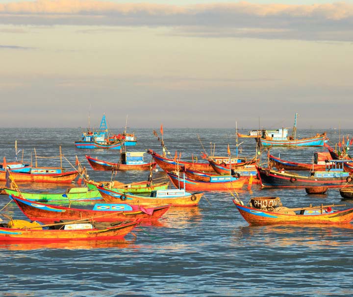 Bunte Fischerboote am Strand von Nha Trang Südvietnam Rundreise