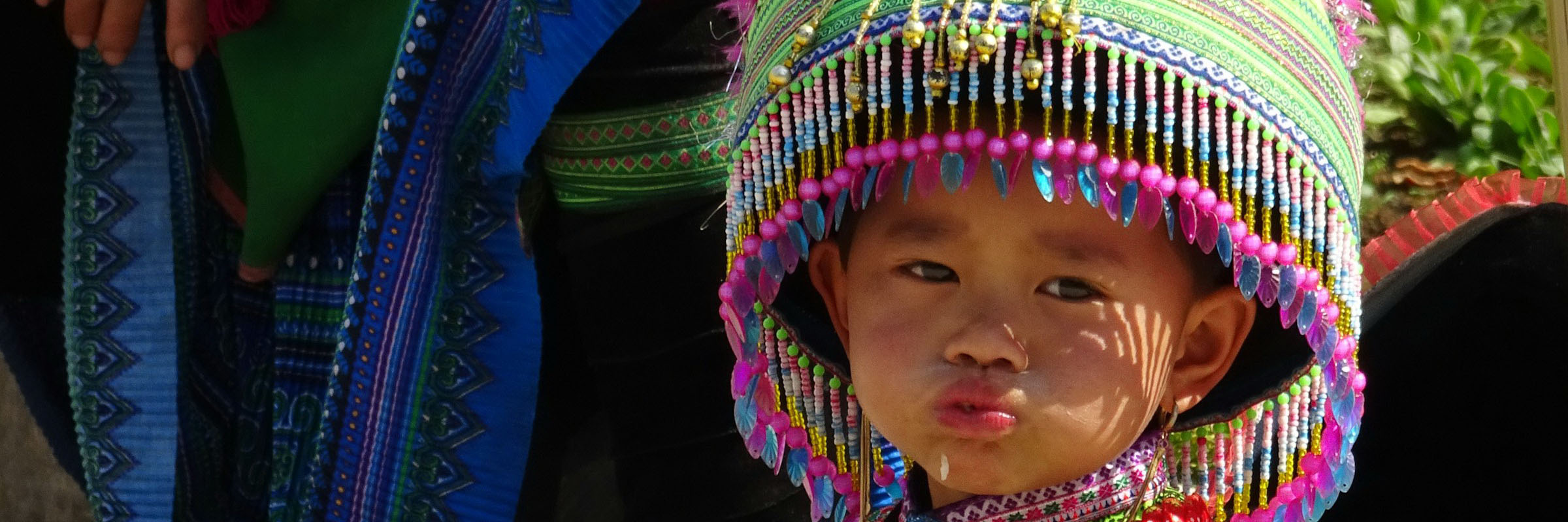 Farbenfroh sind die Flower Hmong in Sapa gekleidert
