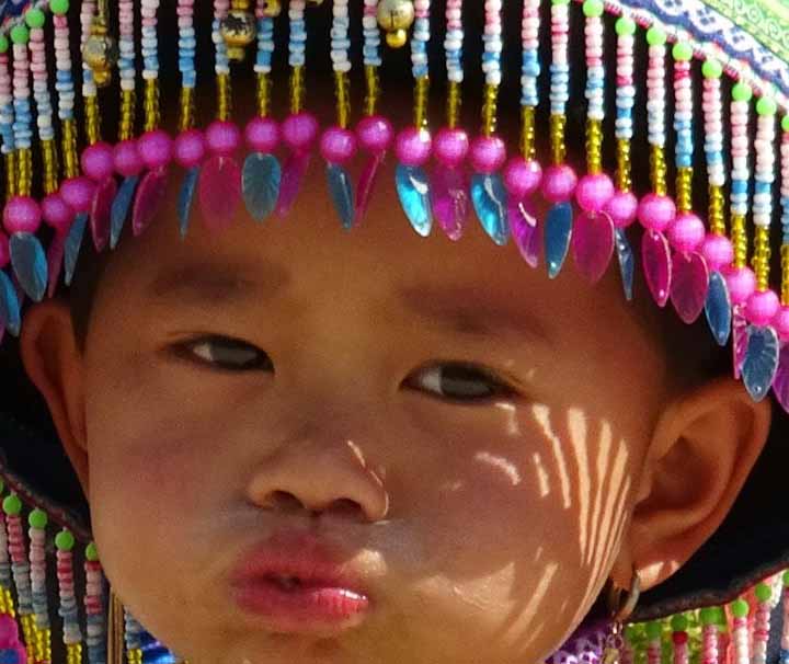 Farbenfroh sind die Flower Hmong in Sapa gekleidert Vietnam Intensiv