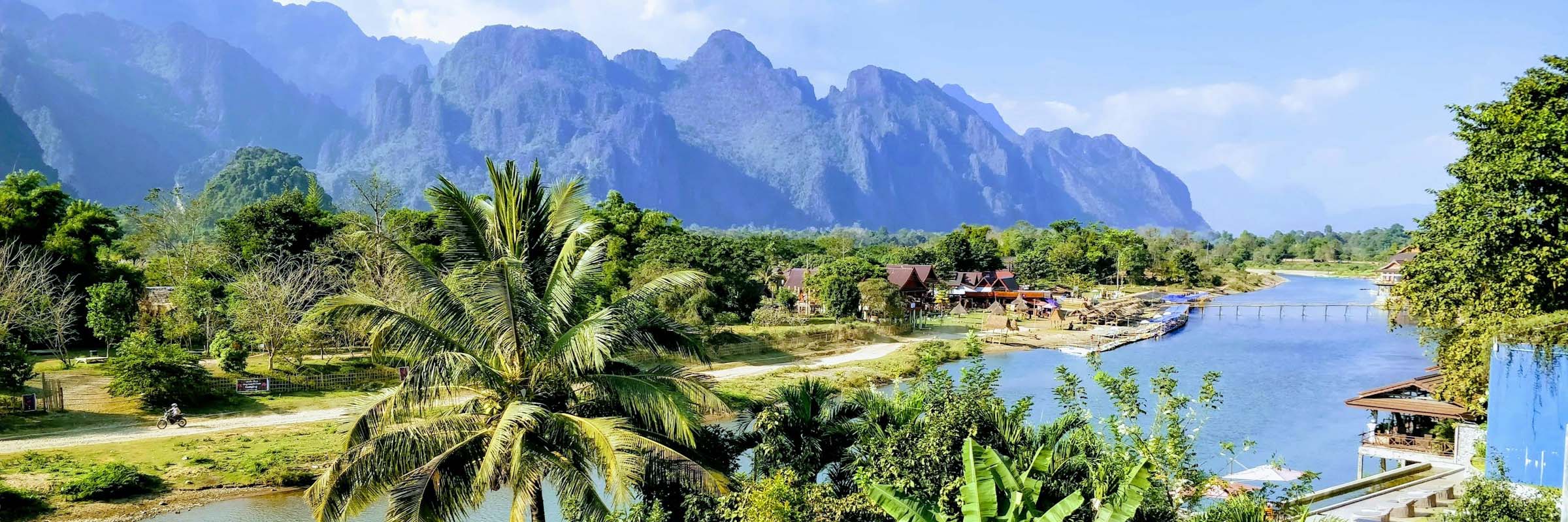 Der malerische Mekong in Vang Vieng. Im Hintergrund liegen die Karstberge