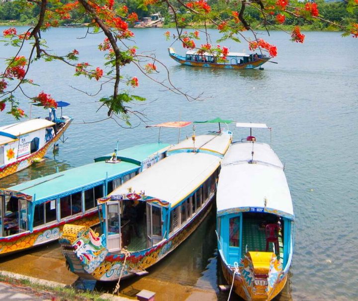 Produktbild-drachenboote-Das unbekannte Zentralvietnam entdecken Der Fluss der Wohlgerüche, kurz Parfümfluss genannt, ist ein langsam fließender Fluss in Zentralvietnam