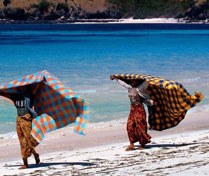 Produktbild-einheimische-Bali-Gili Trawangan – Lombok – Inselspringen-Indonesien Aufgrund der feinsandigen, palmengesäumten Strandabschnitte und deren Nähe zum Ortskern ist Senggigi ein beliebtes Urlaubsziel.