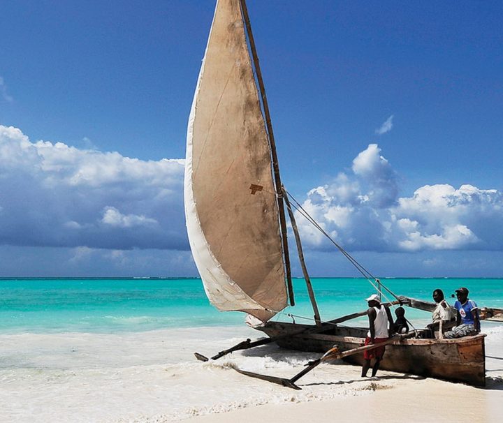Produktbild-einheimische-Oman Rundreise & Baden Sansibar Katamaran-Segeln und Windsurfen sind sehr beliebte Aktivitäten auf der Insel Sansibar im Oman.
