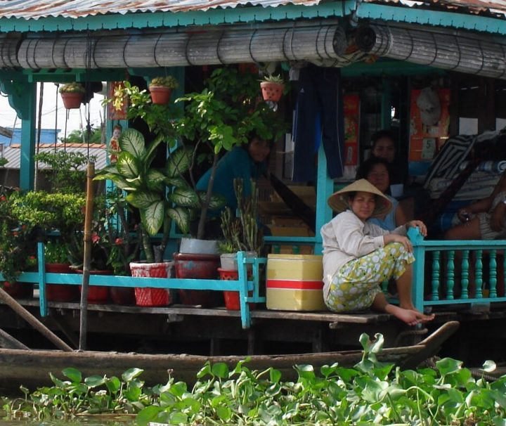 Produktbild-familie-Erlebnis Mekong Delta mit der stilvollen Mekong Eyes Cruise Die Bewohner des Mekong Deltas haben sich perfekt auf das Leben am Wasser angepasst, viele von ihnen leben auf schwimmenden Häusern.