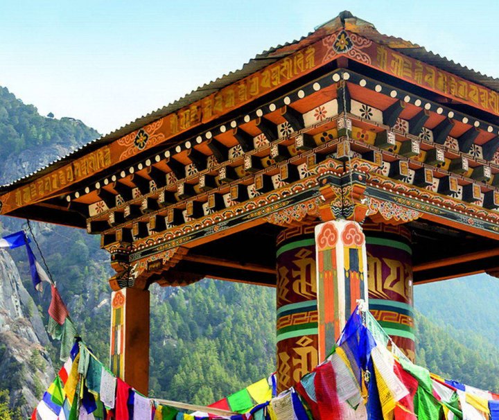 Produktbild-gebetsmuehle-Erlebnis Bhutan Eine große Gebetsmühle mit vielen Gebetsfahnen auf dem Weg zum berühmten Tigernest, dem Taktshang Kloster