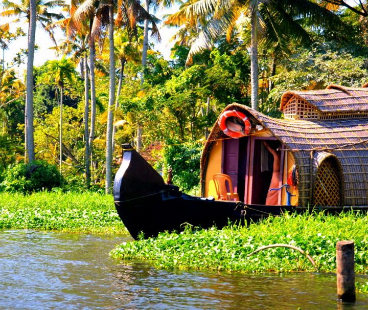 Indische Hausboote, so genannte Kettuvallams, sind umgebaute Boote, die früher zum Transport von Reis genutzt wurden