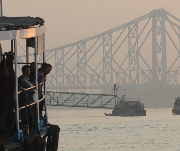 Die den Fluss Hugli überspannende, spektakuläre Howrah Bridge ist neben dem Viktoria Memorial das vielleicht bekannteste Wahrzeichen von Kalkutta.