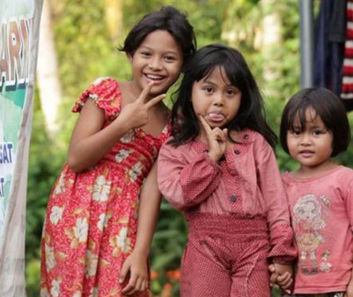 Produktbild-kinder-Zauberhaftes Bali Einheimischer Kinder an der Ostküste der indonesischen Insel Bali