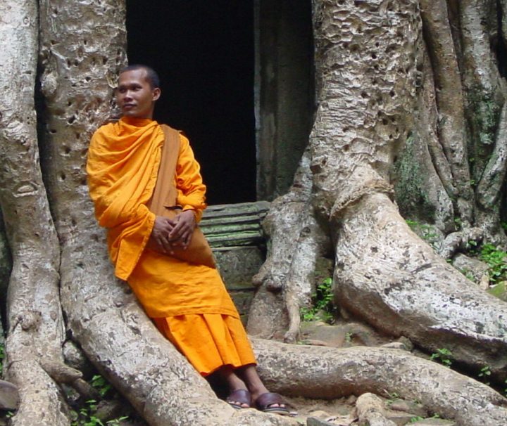 Produktbild-moench-Kambodscha Reise – Die Schätze von Angkor Die aufgegebene Tempelanlage Ta Prohm besteht aus einem Tempel, einem Kloster sowie weiteren kleineren Gebäuden und einer den Gebäudekomplex umgebenen Mauer mit Ecktürmen und Eingangspavillons